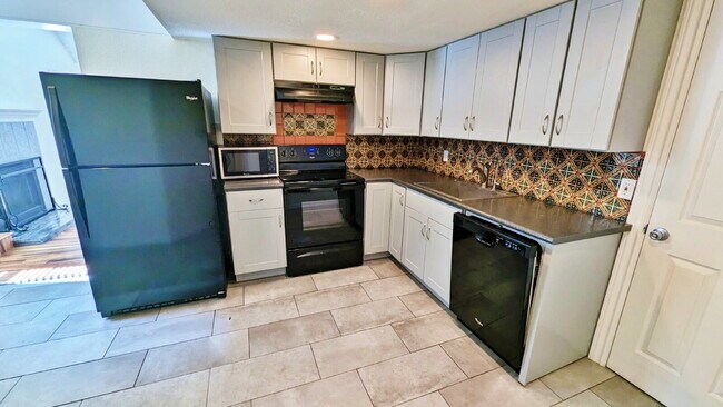 Building Photo - SO MUCH LIGHT! Beautifully Updated Smart Home 2Bd 2Bth 2nd Floor End Unit Condo in Aurora Schools