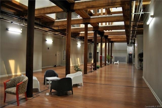Building Photo - 201 S Hoskins Rd