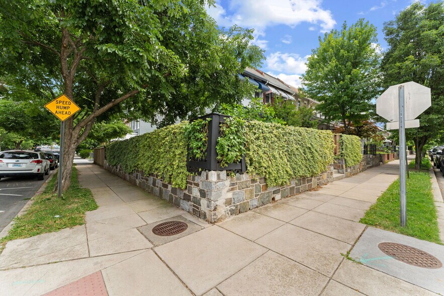 Corner lot gives extra privacy & easy rear parking access! - 2339 3rd St NE