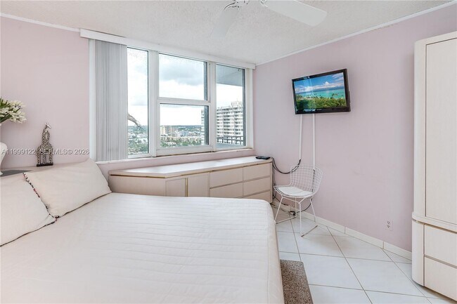 Building Photo - 2030 S Ocean Dr