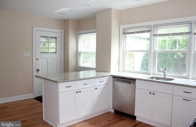 Building Photo - 109 Petrie Ave