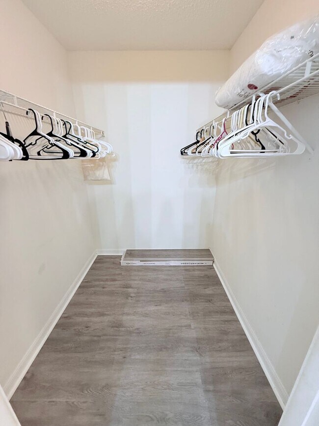 Building Photo - Beautifully Updated 2-Bedroom Condo in Prime Gulf Gate Location