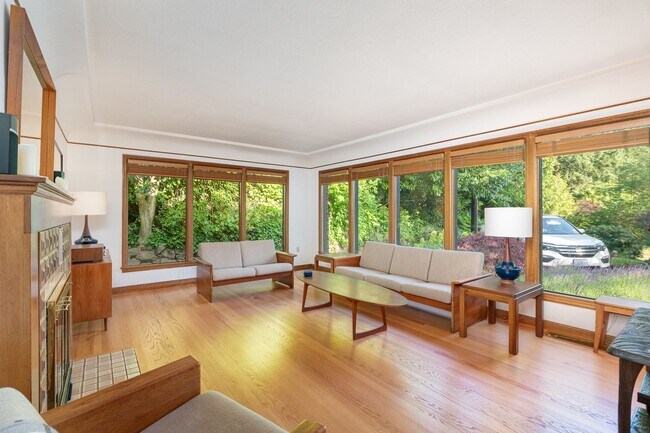 Building Photo - 4Bd/2Ba Seattle Home