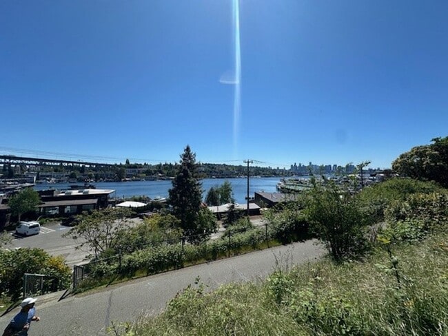 Building Photo - 2Bd/1Ba Seattle Home
