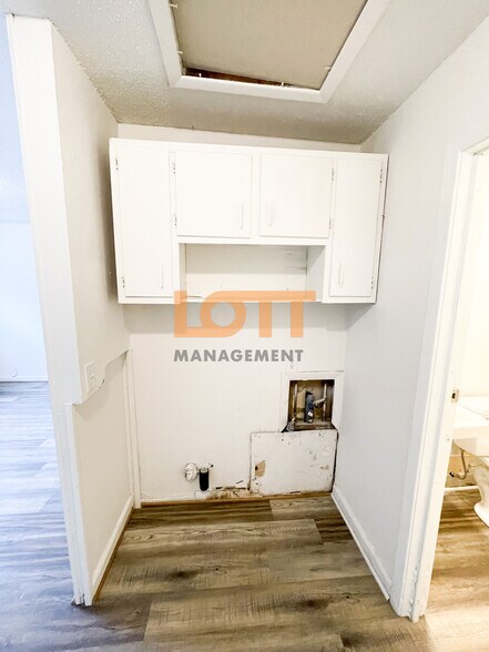 Building Photo - 10 Montis Dr