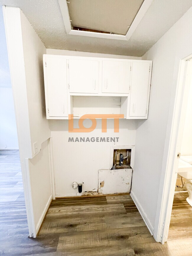 Building Photo - 10 Montis Dr