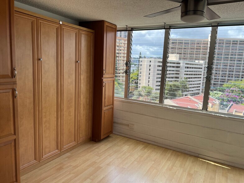 Studio - 1650 Kanunu St