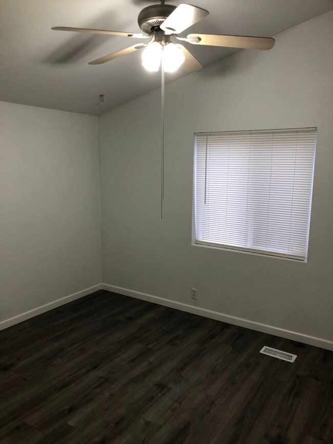 Building Photo - Large 4 Bedroom House in Sheridan