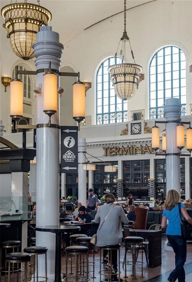 Building Photo - Downtown Loft Living at its Best