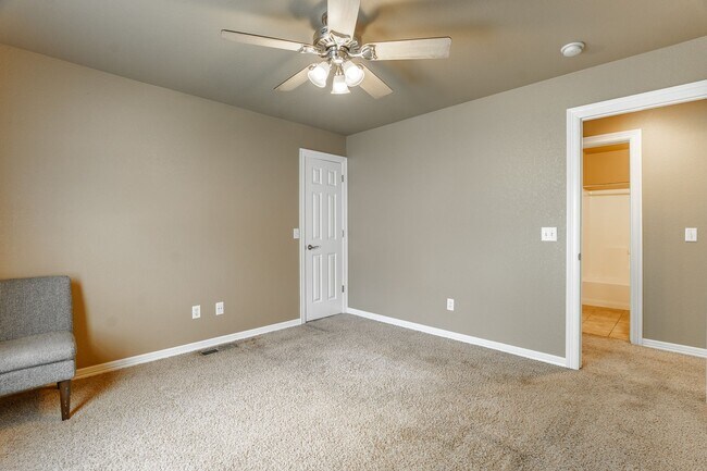 Building Photo - Great duplex in a great location