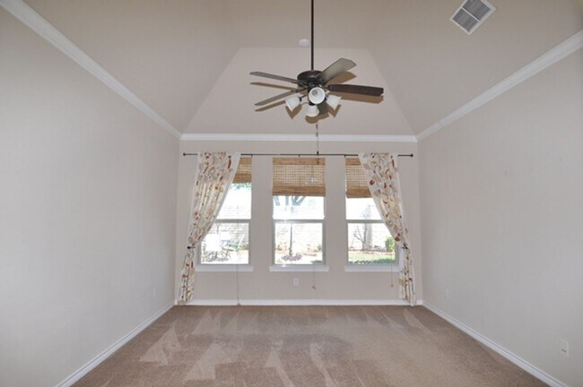 Building Photo - Beautiful 4-2.5-2 with 3 living, 2 dining ...