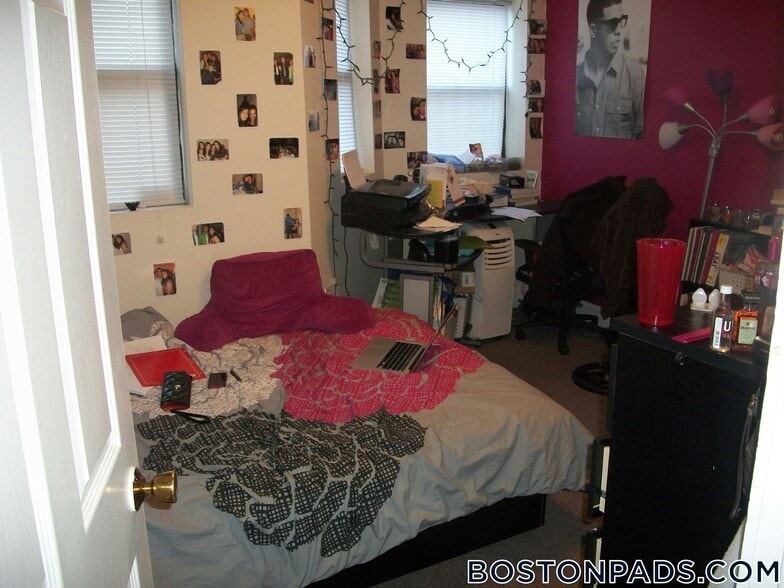 Building Photo - 833 Beacon St