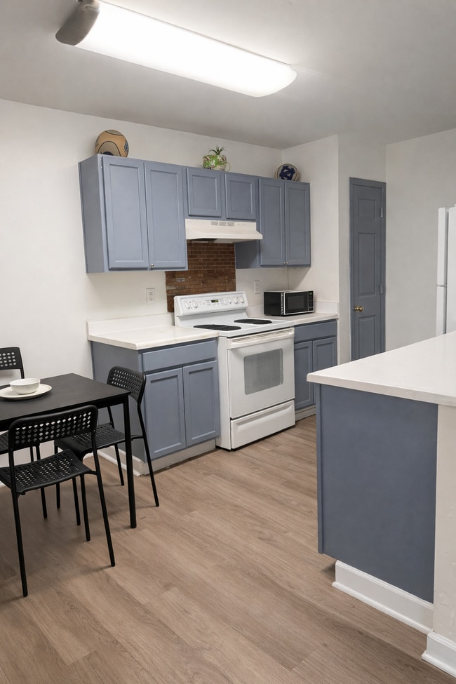Building Photo - The Esther | $200/Week (First 4 Weeks Limited Promo!)Furnished Room and Great Area!