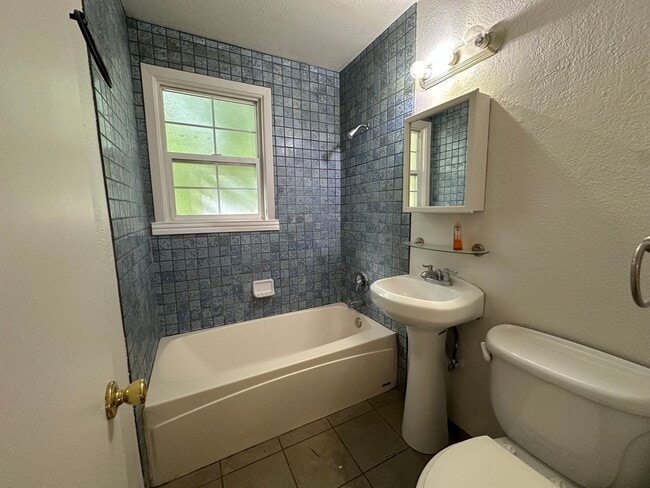 Building Photo - Charming 2 Bedroom, 1 Bath Finch Arboretum Area Home