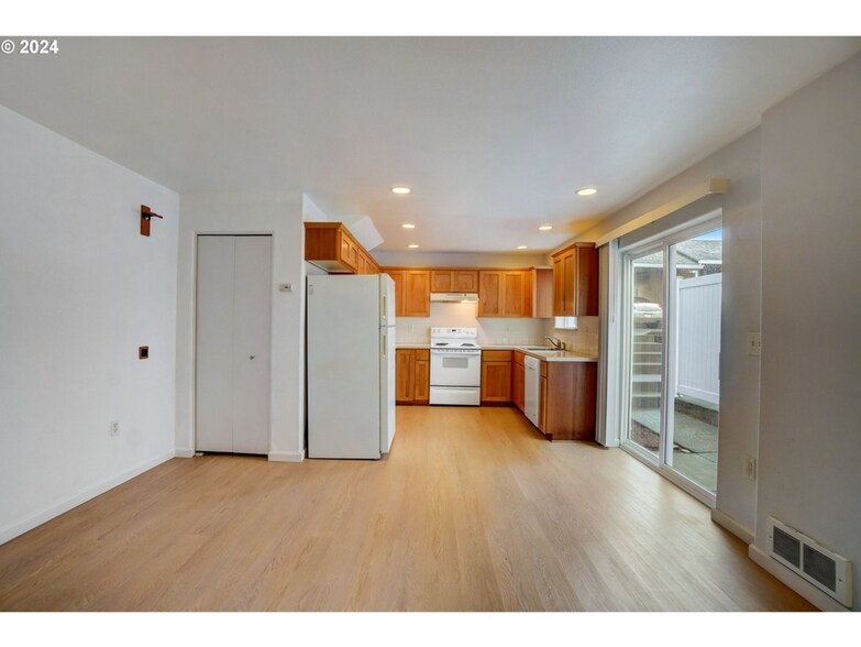 Kitchen - 11825 SE Pine St