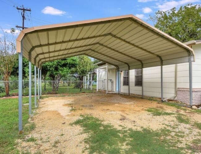 Building Photo - 707 Sprucewood Ln