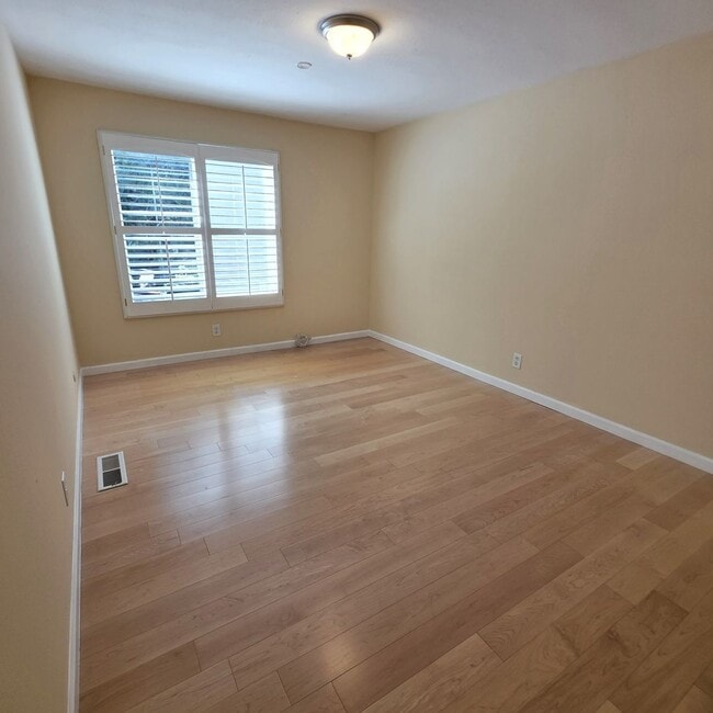 Building Photo - Cute 3BD/1.5BA Townhome with Great Commute location in Danville