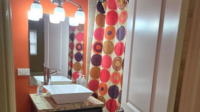 Building Photo - 5948 S King Dr