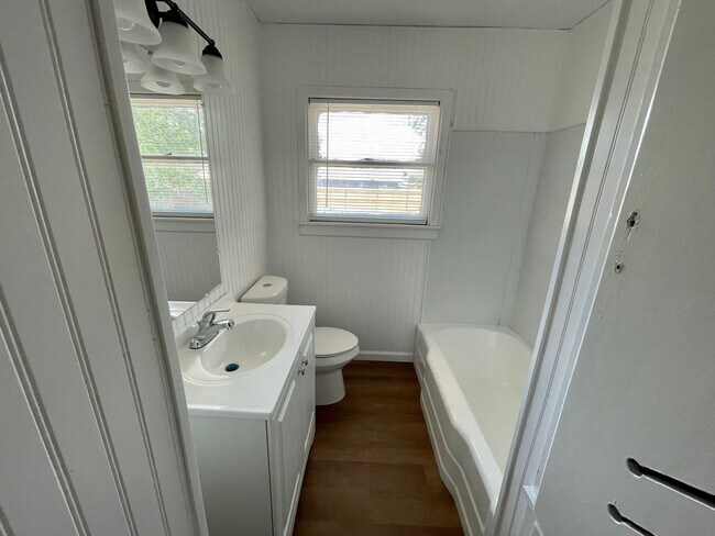 Building Photo - 4 bed 2 bath now available