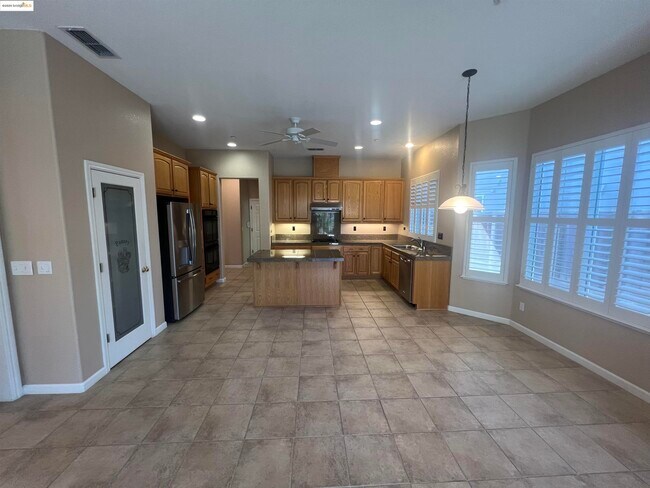 Building Photo - 613 Kenwood Dr