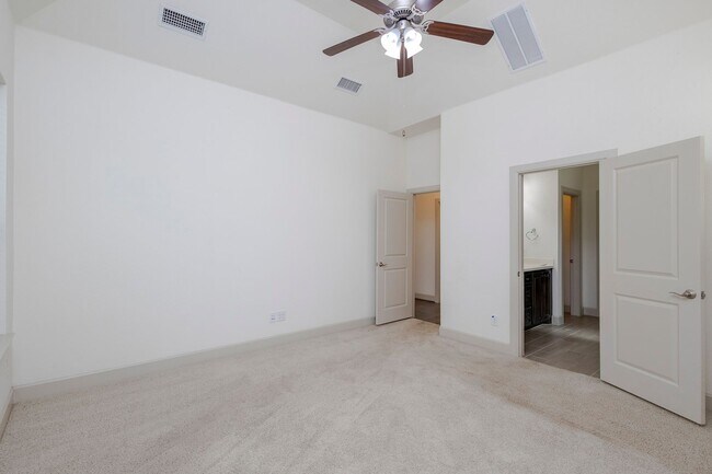 Building Photo - This house offers beautiful open floor plan with high ceilings and lots of natural light.
