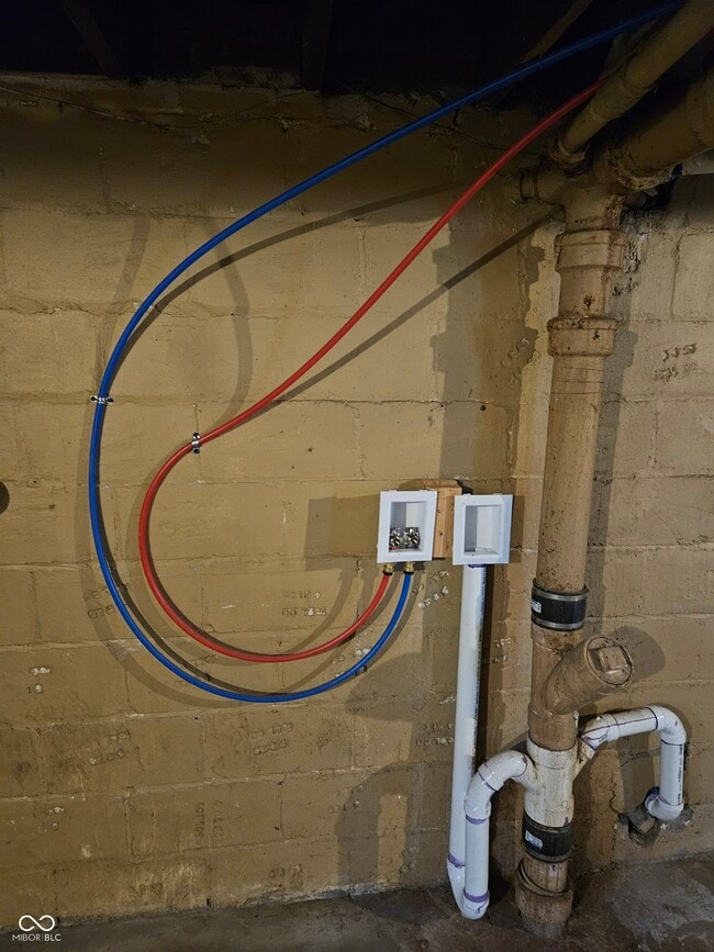 Building Photo - 835 N Gladstone Ave