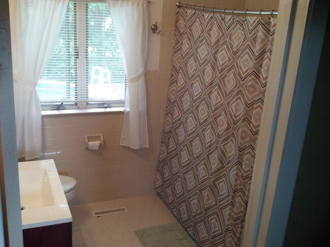 Bathroom (Upper Level) - 14 Roosevelt Ave