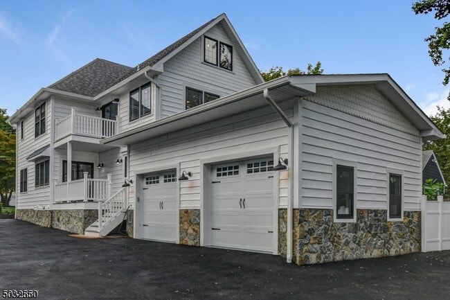 Building Photo - 651 Grove St