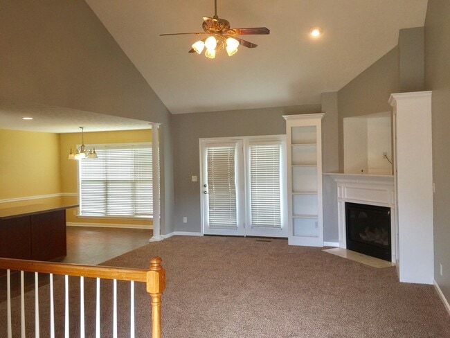 Building Photo - Wonderful 3 bed, 2.5 Bath home with back yard!
