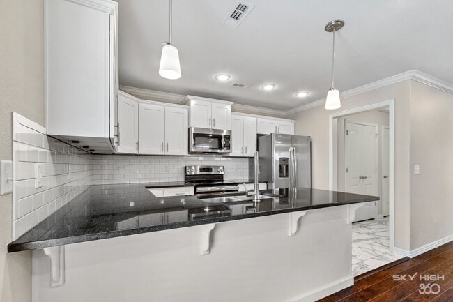 Building Photo - 532 Highland Ave