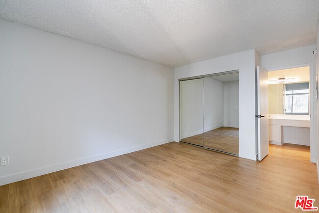 Building Photo - 1352 S Carmelina Ave