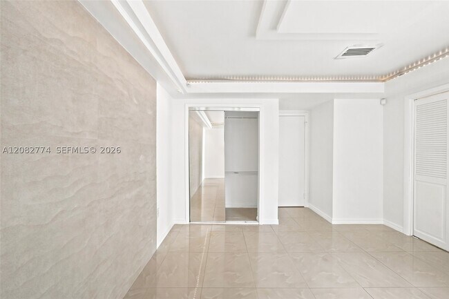 Building Photo - 9674 Fontainebleau Blvd
