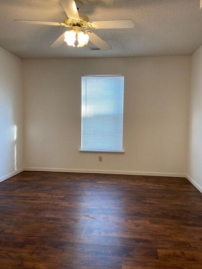 Building Photo - 135 Vixen Cir