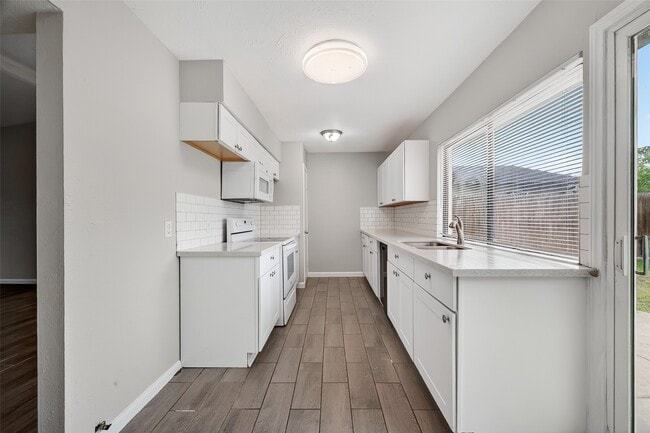 Building Photo - 14034 Lourdes Dr