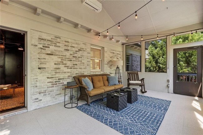 Building Photo - 663 Yorkshire Rd NE