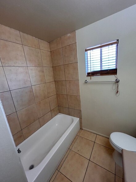 Building Photo - 1417-1417 N El Rio Dr