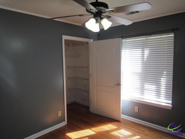 Building Photo - 100 Sunchase Ct