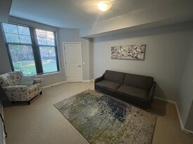 Building Photo - 1021 N Garfield St