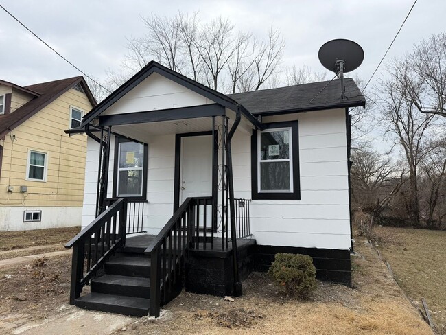 Building Photo - Lovely 2 Bedroom / 1 Bath for Rent - Section 8 Welcome