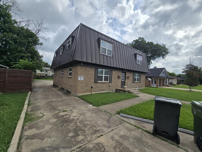 Building Photo - 1805 Randolph Dr
