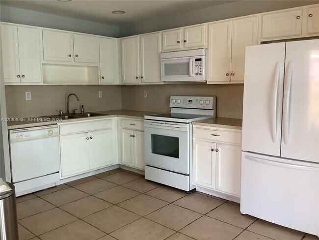 Building Photo - 7050 SW 164th Ct