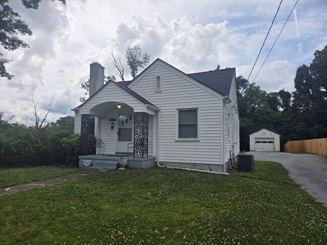 Primary Photo - 2 Bdrm/ 1 Bath Cottage w/hardwood floors Kingsport, TN