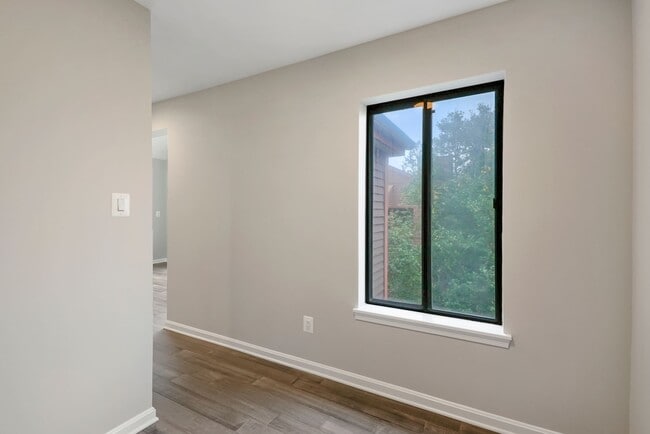 Building Photo - 2815 Lee Oaks Ct