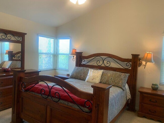 Building Photo - Wonderful East Ventura 4 Bedroom 2.5 Bath Home