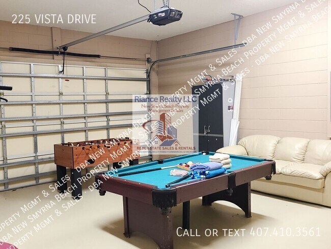 Building Photo - 225 Vista Dr