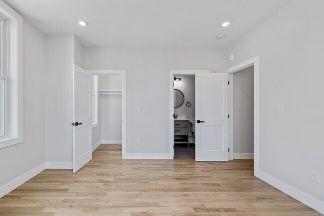 Building Photo - 152 Marion St