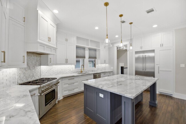 Building Photo - Luxury 3-Bed Home with Solar Panels, Tesla...