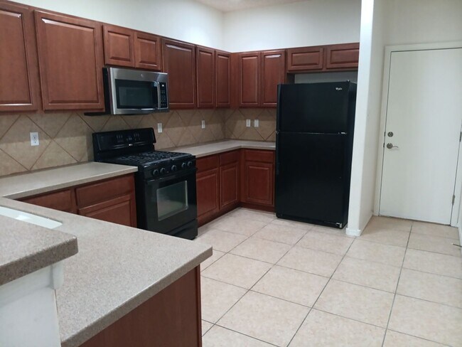 Building Photo - Beautiful 3 bedroom 3 bathroom home! Showi...