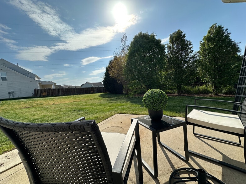 Building Photo - Room in House on Sunburst Ln