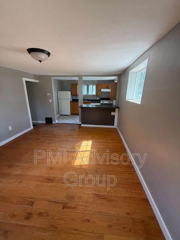 Building Photo - 1409 NE Sardou Ave